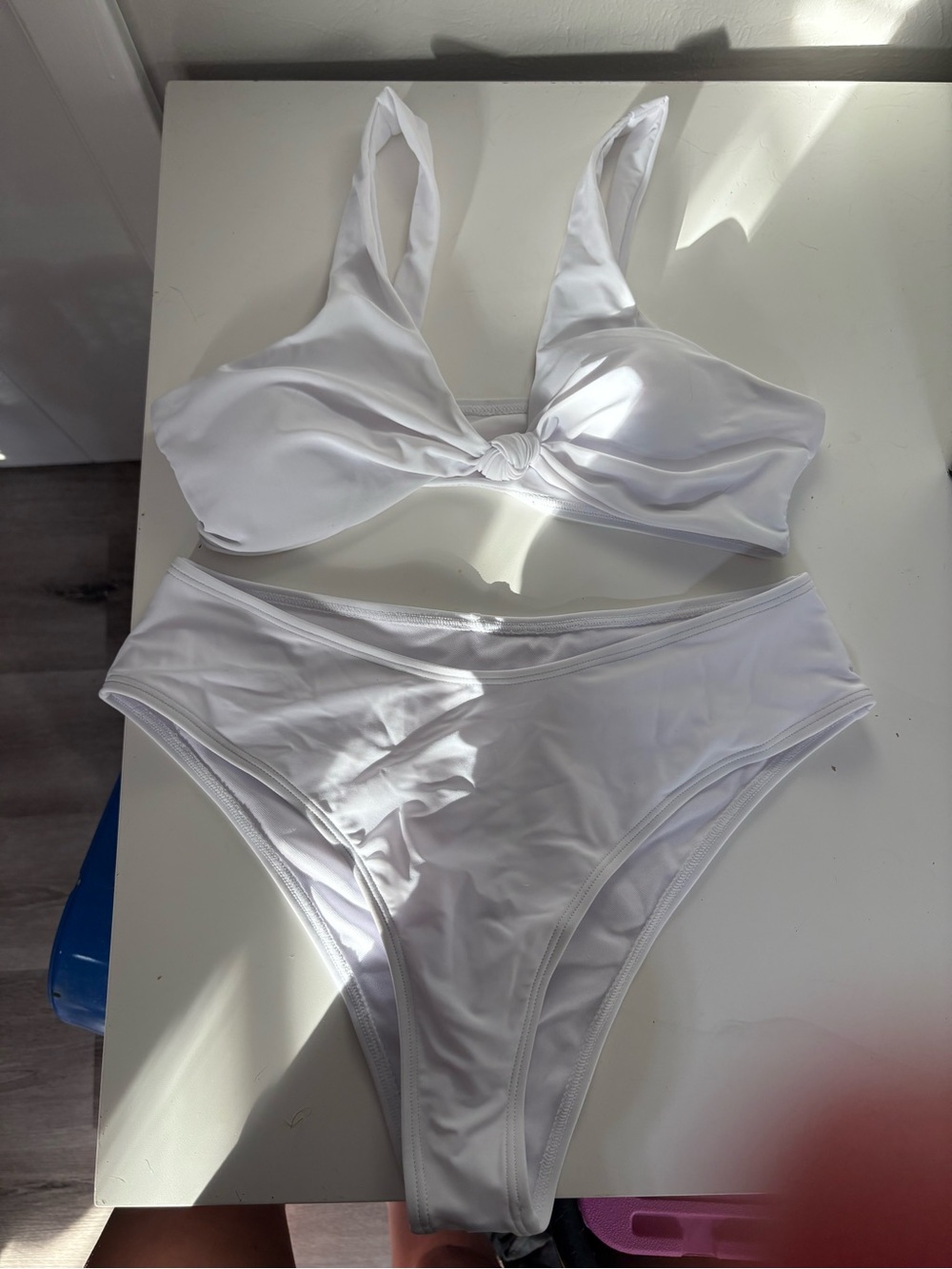 White Knot-Front Women's Bikini Set - Classic Two-Piece Swimwear